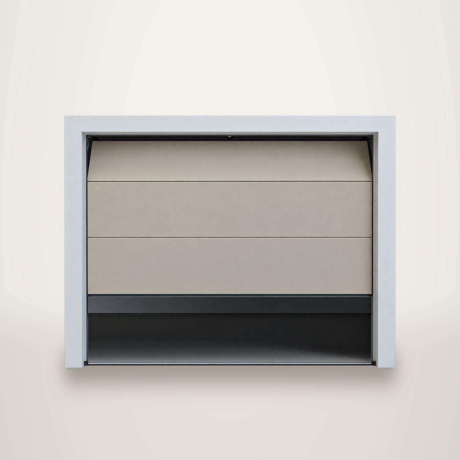 Porte de garage sectionnelle beige entrouverte, présentée sur fond de studio uni.